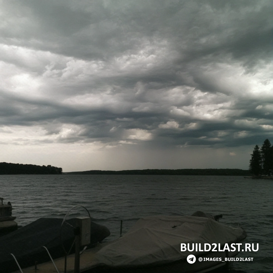 Разнообразие облаков Асператус, отображающее их необычные волнистые формы