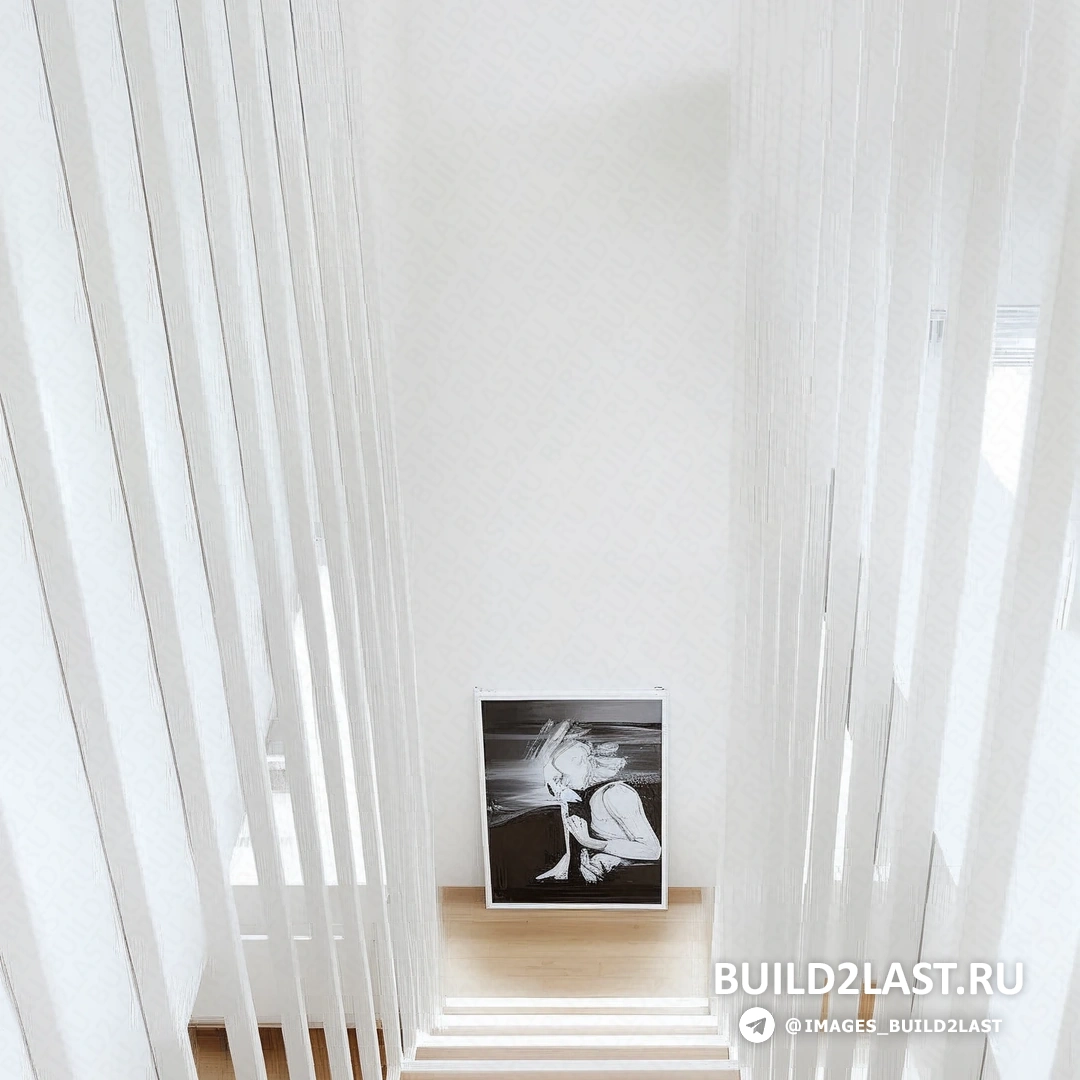 Спальня с большими окнами и видом на город, оформленная в минималистичном стиле