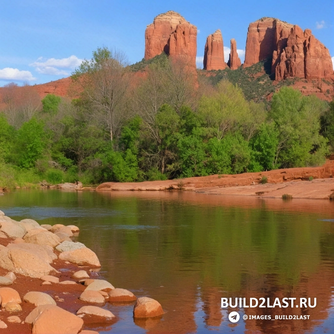 Вид на Гранд-Каньон с рассветом, туман над рекой.